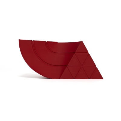 Peças interligadas bordô de material rígido em fundo branco