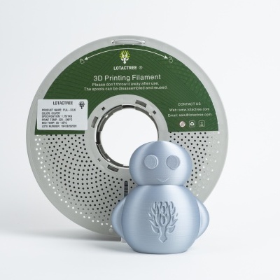 Rolo de filamento para impressão 3D cinza com uma figura impressa em 3D cinza à frente