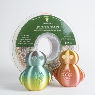 Filamento de impressão 3D e duas figuras coloridas em formato de bonecos com árvore em relevo