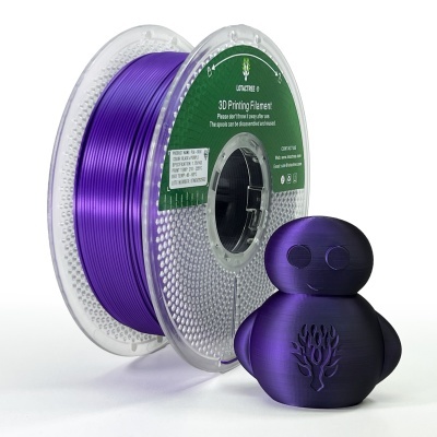 Rolo de filamento para impressão 3D roxo metalizado com boneco impresso ao lado