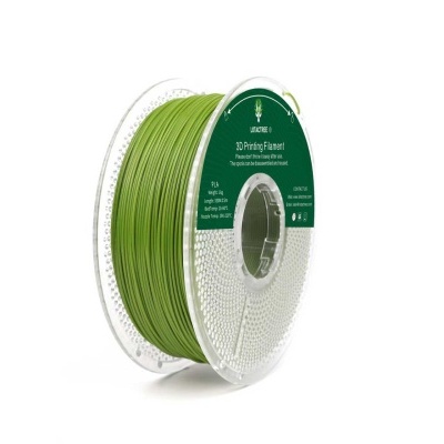 Carretel de fio verde com rótulo verde colocado sobre superfície branca