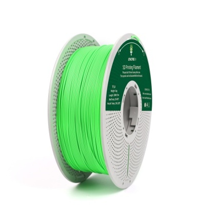 Bobina de filamento verde para impressora 3D com etiqueta verde sobre fundo branco