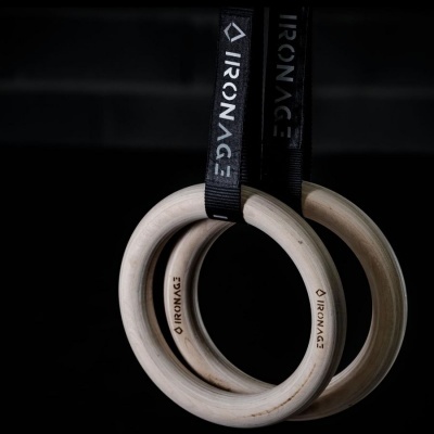 Argolas de ginástica de madeira com fitas pretas e marca IRONAGE