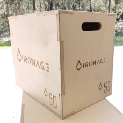 Caixa de madeira clara com texto IRONAGE e número 50 gravados