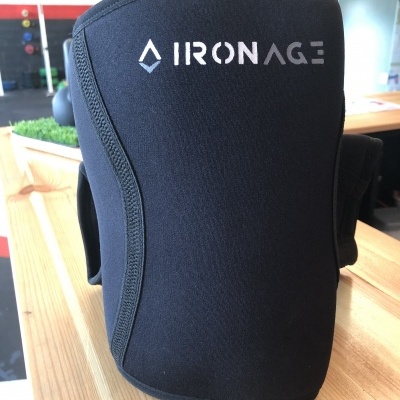 Suporte de joelho preto IRONAGE num ginásio