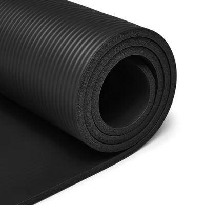 Tapete ou esteira preta densa enrolada com textura de ranhuras