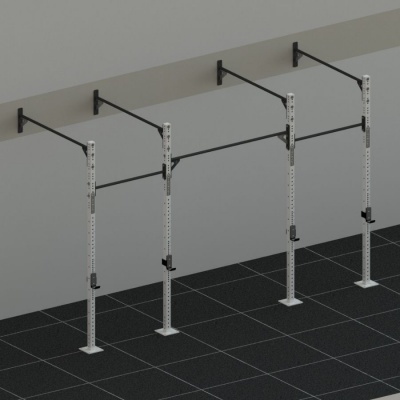 Estrutura de exercício metálica branca e preta fixada a parede cinza em piso de azulejos pretos