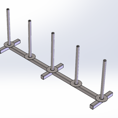 Suporte metálico cinzento com cinco hastes verticais numa base horizontal