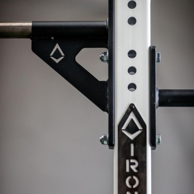 Estrutura metálica preta e branca com símbolos geométricos