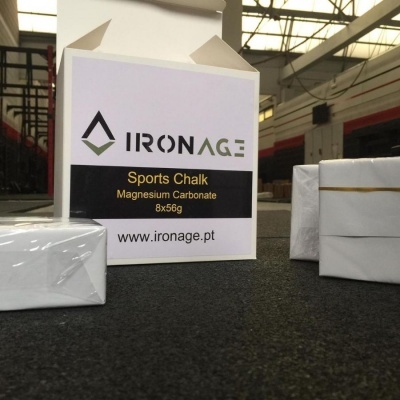 Caixa aberta de magnésio em pó para desporto IRONAGE em ginásio
