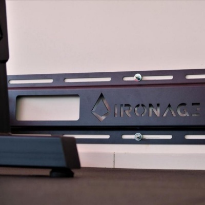 estrutura metálica preta com logótipo e texto IRONAGE cortados a laser