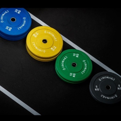 Discos de pesos para levantamento coloridos e etiquetados com diferentes valores de peso