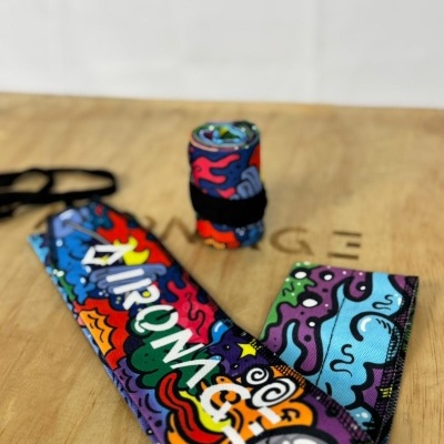 Fita colorida estampada com desenhos animados e texto AEROMACS sobre madeira