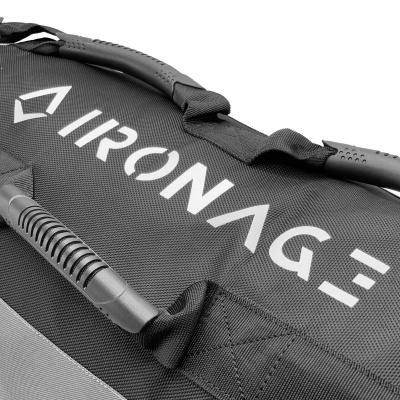 Detalhe da mochila preta IRONAGE com alças e logo em branco