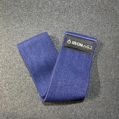 Faixa elástica azul com etiqueta preta e texto branco IRONAGE