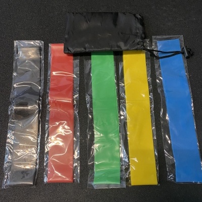 Conjunto de bandas elásticas coloridas com saco preto