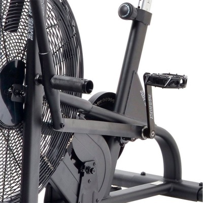 Bicicleta de exercício preta com ventoinha e pedal preto