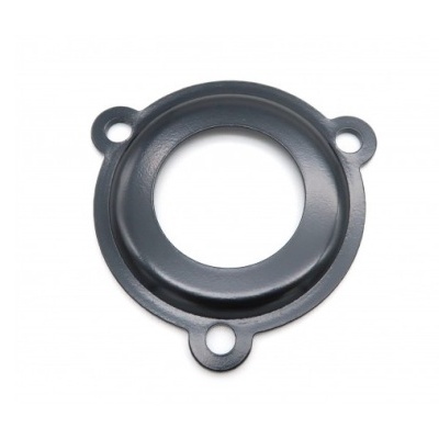 Peça redonda preta com três orifícios em fundo branco