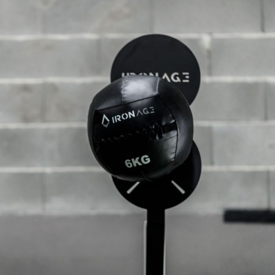 Bola medicinal preta com texto IRON AGE 6KG em suporte preto