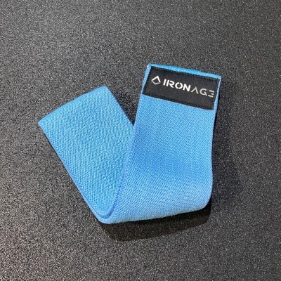 Faixa elástica azul claro com etiqueta IRONAGE em fundo preto