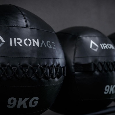 Bolas medicinais negras com logótipo IRONAGE e peso 9KG em branco