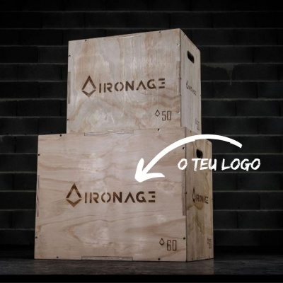 Caixas de madeira com inscrições IRONAGE e números 50 e 60 empilhadas em parede escura