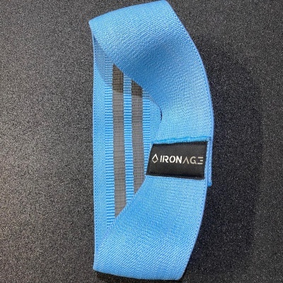 Faixa elástica azul com riscas cinzas e etiqueta preta IRONAGE sobre superfície preta