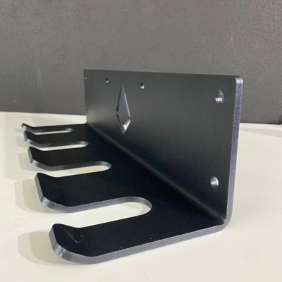 Suporte metálico preto em formato de L com ganchos largos e recorte em losango