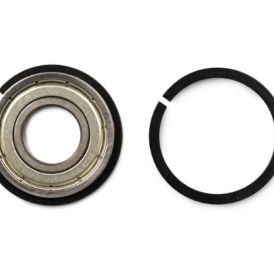 Dois anéis circulares, um rolamento metálico prateado e um anel preto