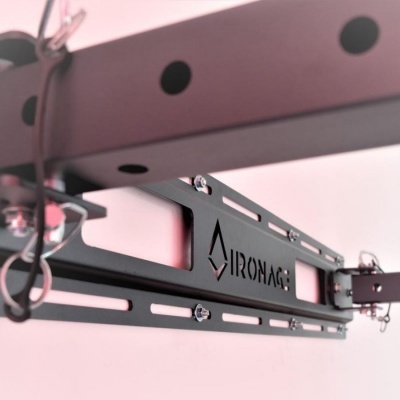 Suporte metálico preto com inscrição 'AIRÓNAGE'