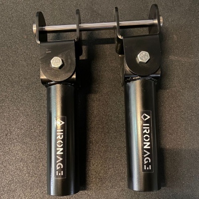 Dois suportes metálicos pretos IRONAGE com parafusos e barra horizontal