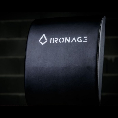 Encosto de banco preto com a marca IRONAGE