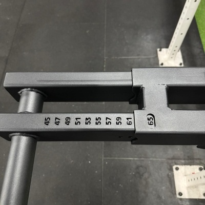 Estrutura metálica cinza com números de 45 a 65 em preto