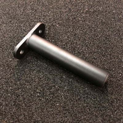 Pino metálico cinza escuro com base retangular e orifícios