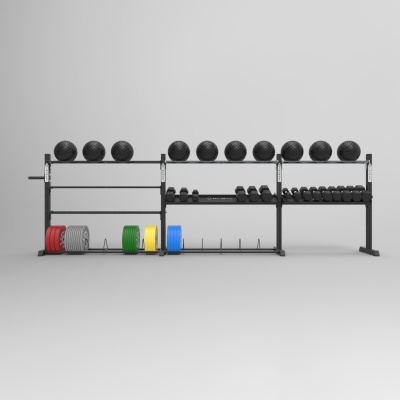 Estrutura metálica preta com bolas medicinais, halteres e discos de pesos coloridos