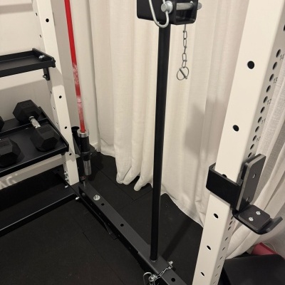 estrutura metálica para treino com barras pretas e brancas e corrente