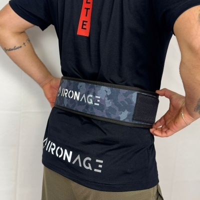 Cinto de treino camuflado Aironage com fecho velcro e t-shirt preta com palavras em vermelho e branco