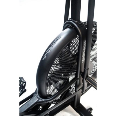 Exercício com ventoinha preta e texto Air Bike no tubo curvo em fundo branco