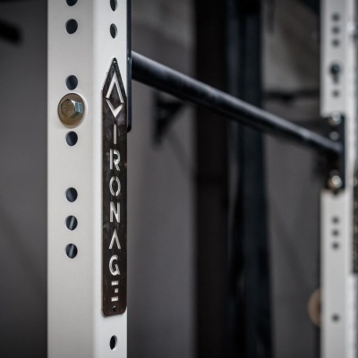 Estrutura metálica branca com barra preta e placa 'RONAGE'