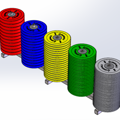 Discos de levantamento coloridos empilhados em colunas sobre suportes