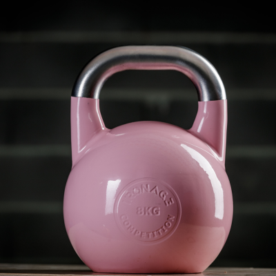 Kettlebell cor-de-rosa de 8 kg com pega metálica em fundo escuro