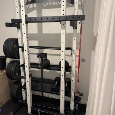 Power rack de treino com discos de peso e barra olímpica