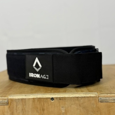 Cinto de treino preto IRONAGE com logo branco, sobre superfície de madeira