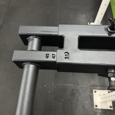 Equipamento metálico de ginásio com ajustes numerados