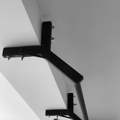 Barra de puxar preta fixada ao teto branco