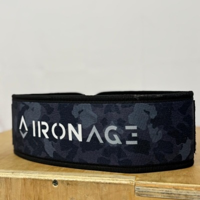 Cinta desportiva preta camuflada com logotipo IRON AGE em branco sobre mesa de madeira