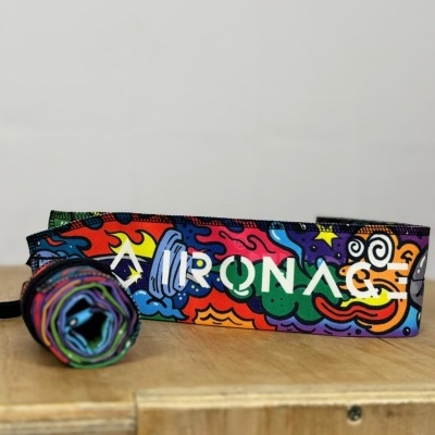 Cinto colorido vibrante com texto AIRONACE sobre madeira