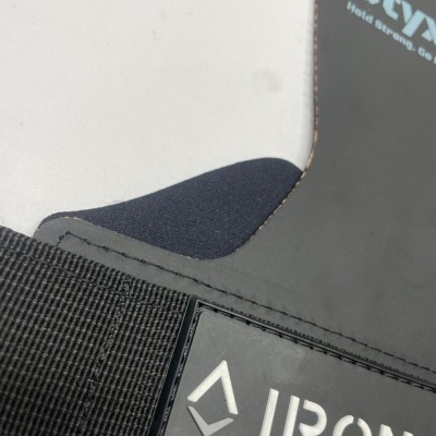 Cinta desportiva preta e azul com logótipos IRON e STYX