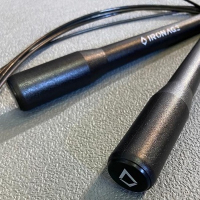 Corda de saltar preta com punhos e marca IRONAGE