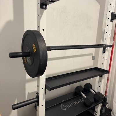 Estrutura de treino com pesos e halteres